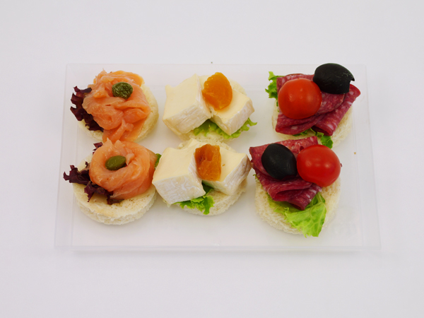 Плато канапета с колбас, сирене и риба