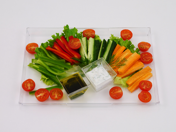 Свежи зеленчуци с два вида дипове